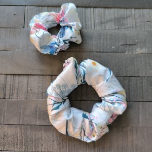 chouchou-satin-fleuri-blanc-bleu-cheveux-frises-femme-enfant-mdjafrohair-toulouse