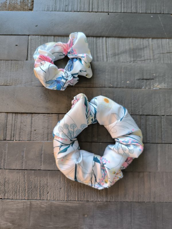 chouchou-satin-fleuri-blanc-bleu-cheveux-frises-femme-enfant-mdjafrohair-toulouse